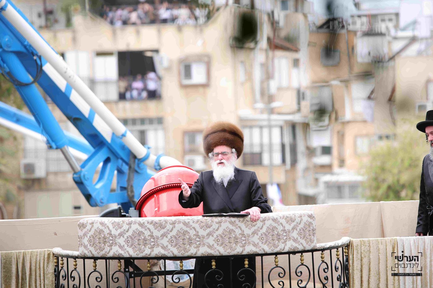 האדמו"ר מויזניץ במעמד יציקת שכבת בטון לבית מדרשו