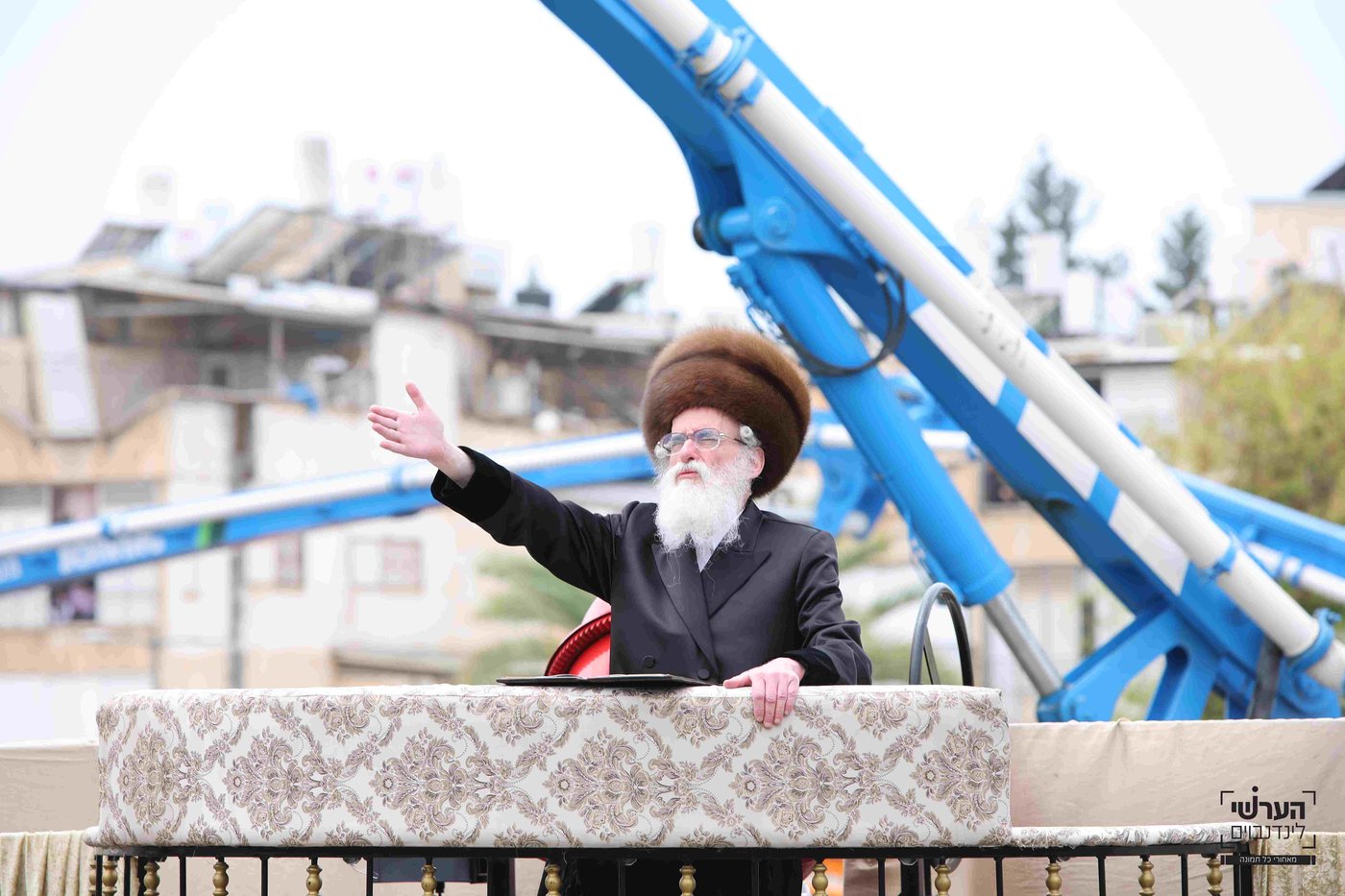 האדמו"ר מויזניץ במעמד יציקת שכבת בטון לבית מדרשו
