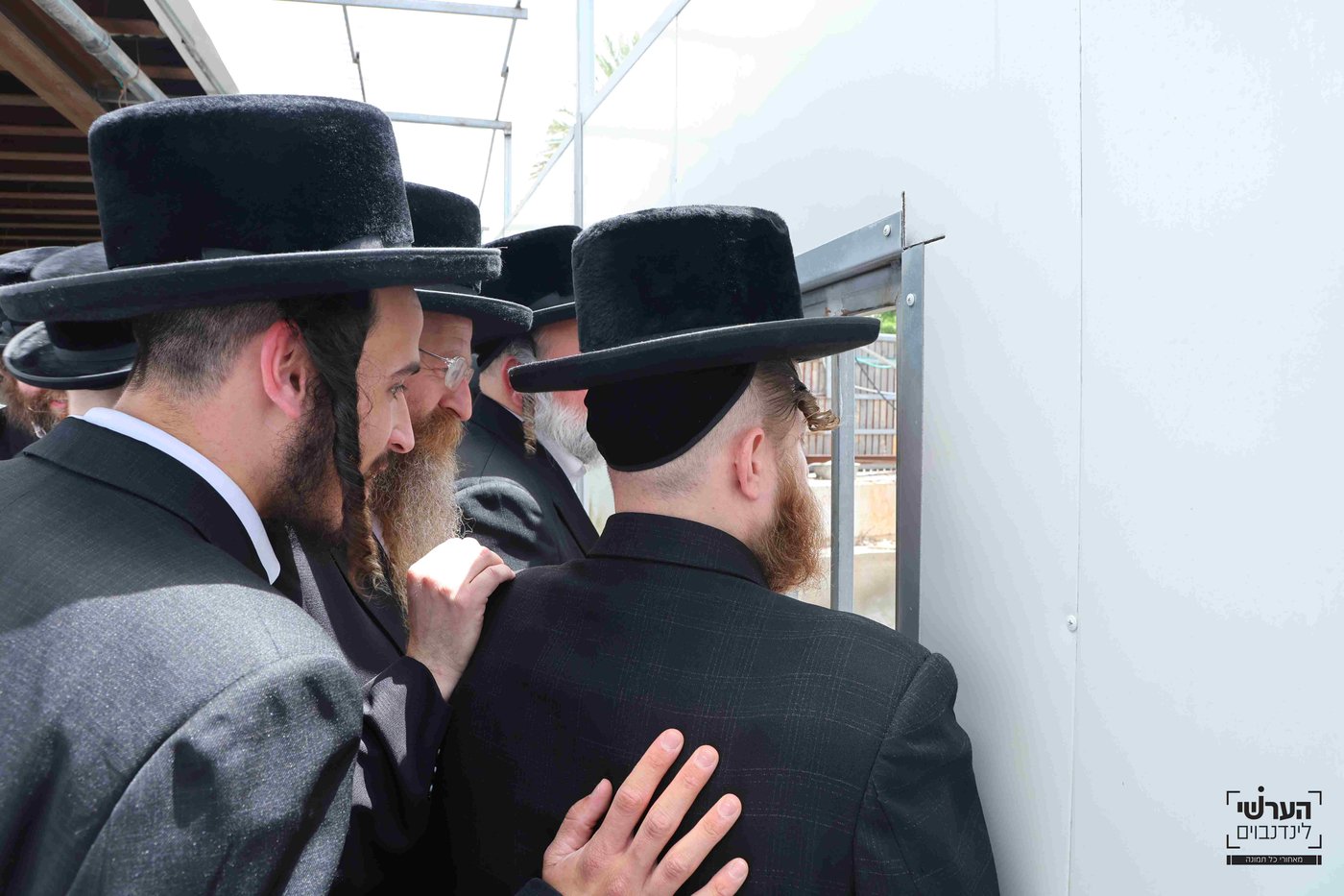 האדמו"ר מויזניץ במעמד יציקת שכבת בטון לבית מדרשו