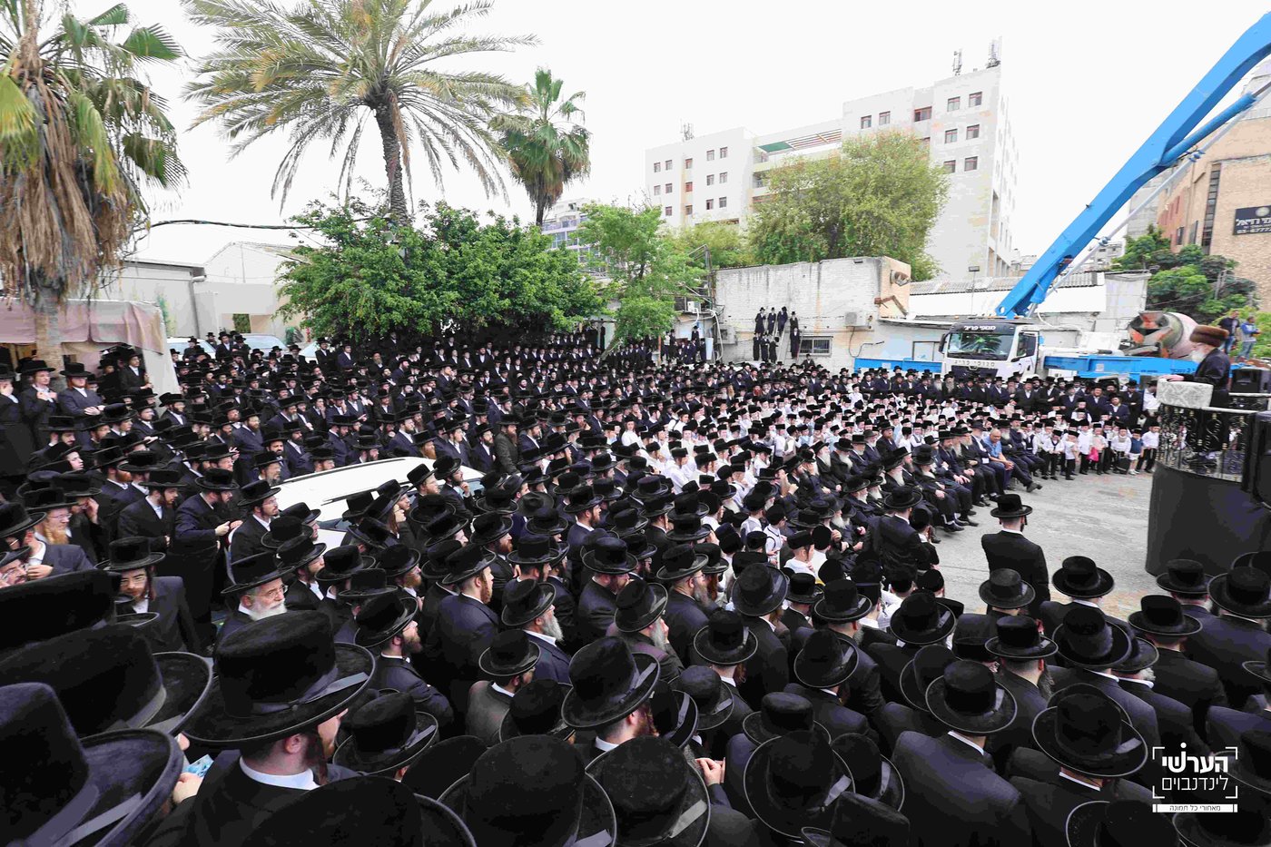 האדמו"ר מויזניץ במעמד יציקת שכבת בטון לבית מדרשו
