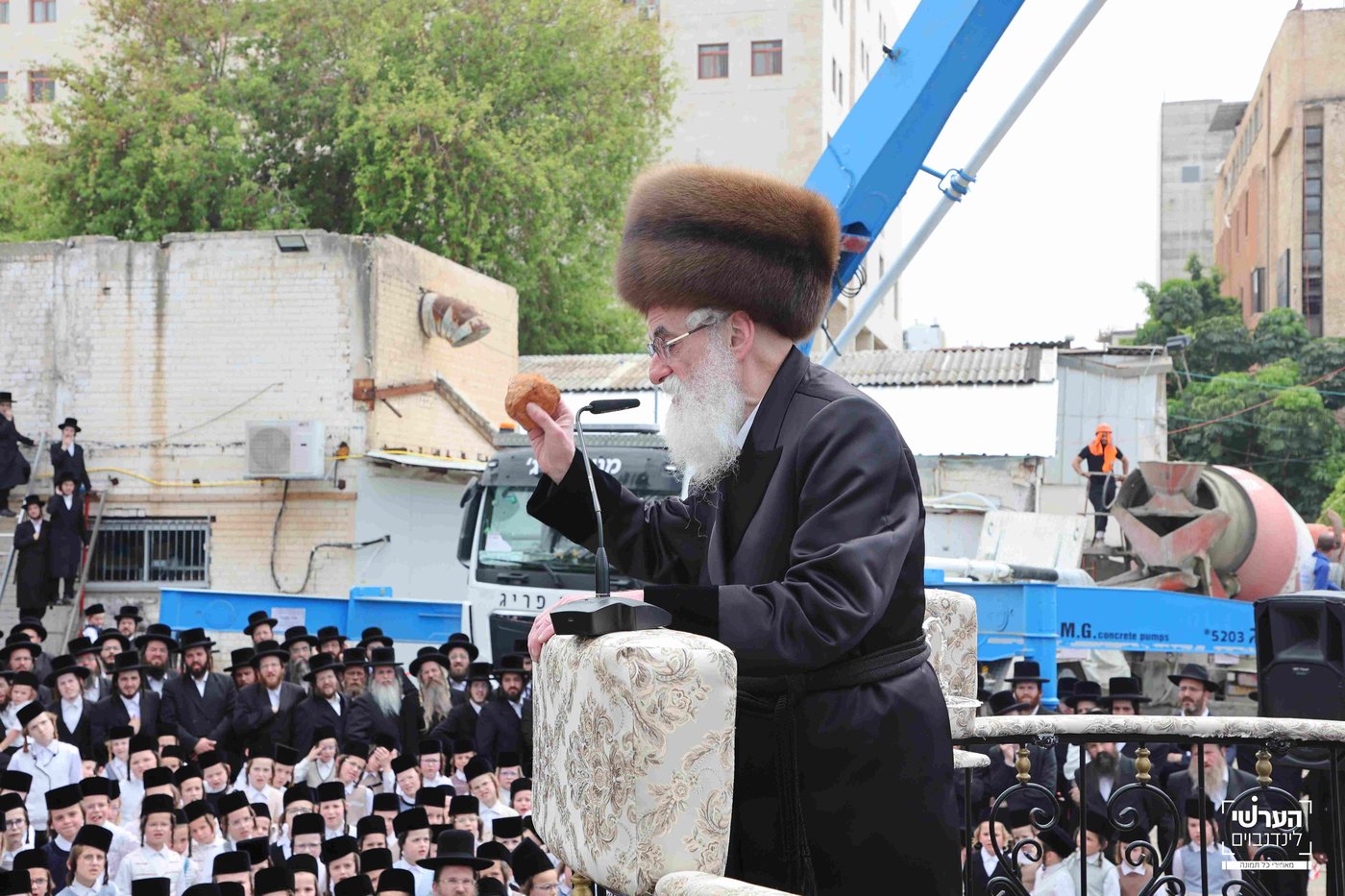 האדמו"ר מויזניץ במעמד יציקת שכבת בטון לבית מדרשו