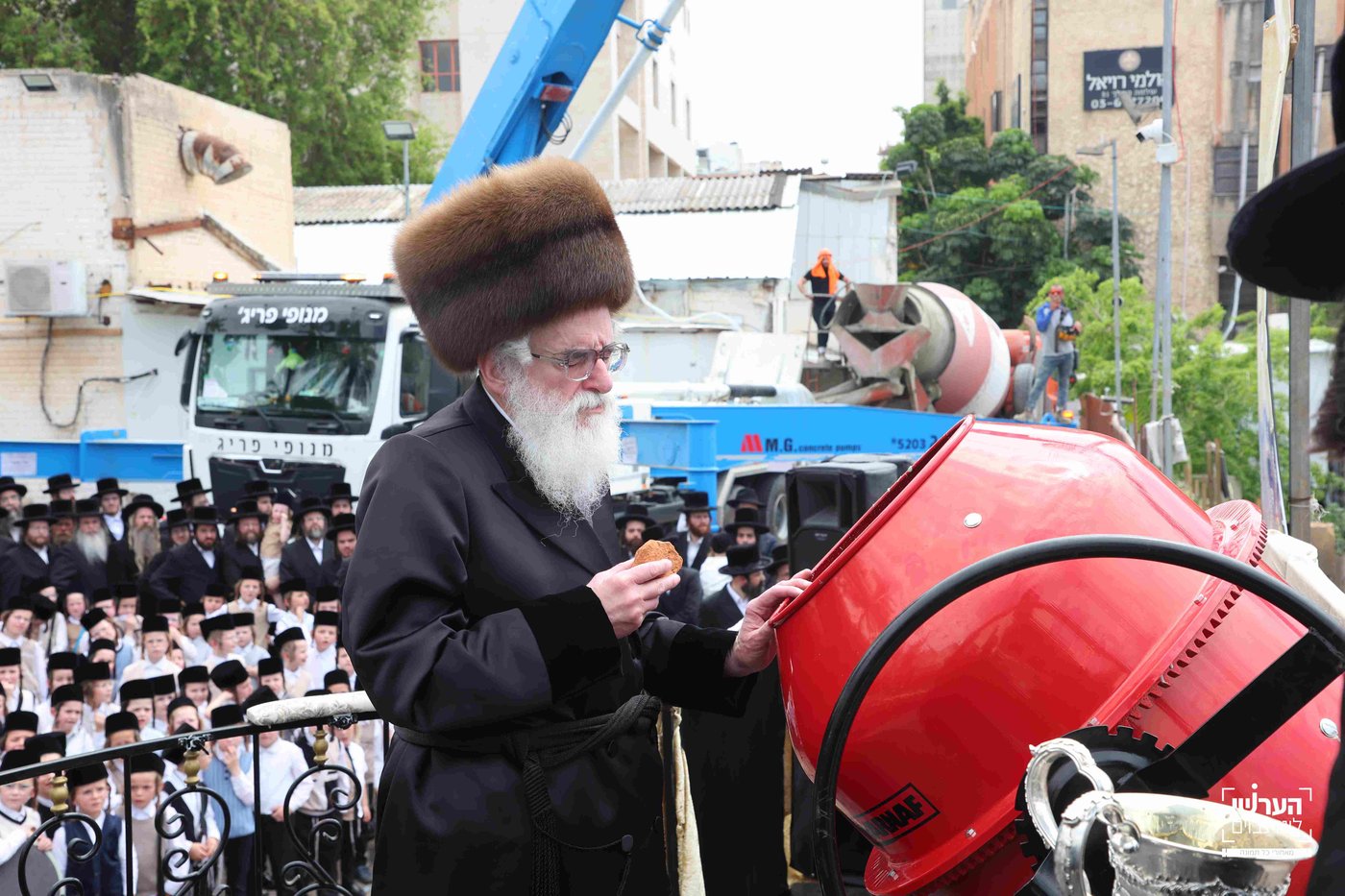 האדמו"ר מויזניץ במעמד יציקת שכבת בטון לבית מדרשו