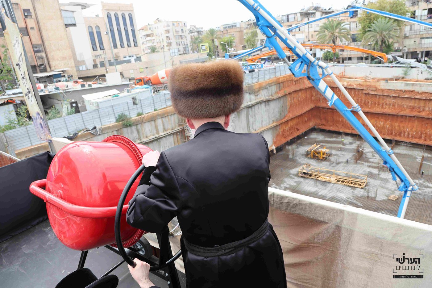 האדמו"ר מויזניץ במעמד יציקת שכבת בטון לבית מדרשו