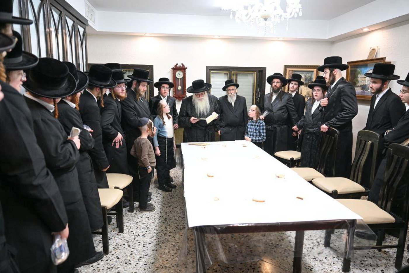 האדמו"ר מצאנז בבדיקת חמץ