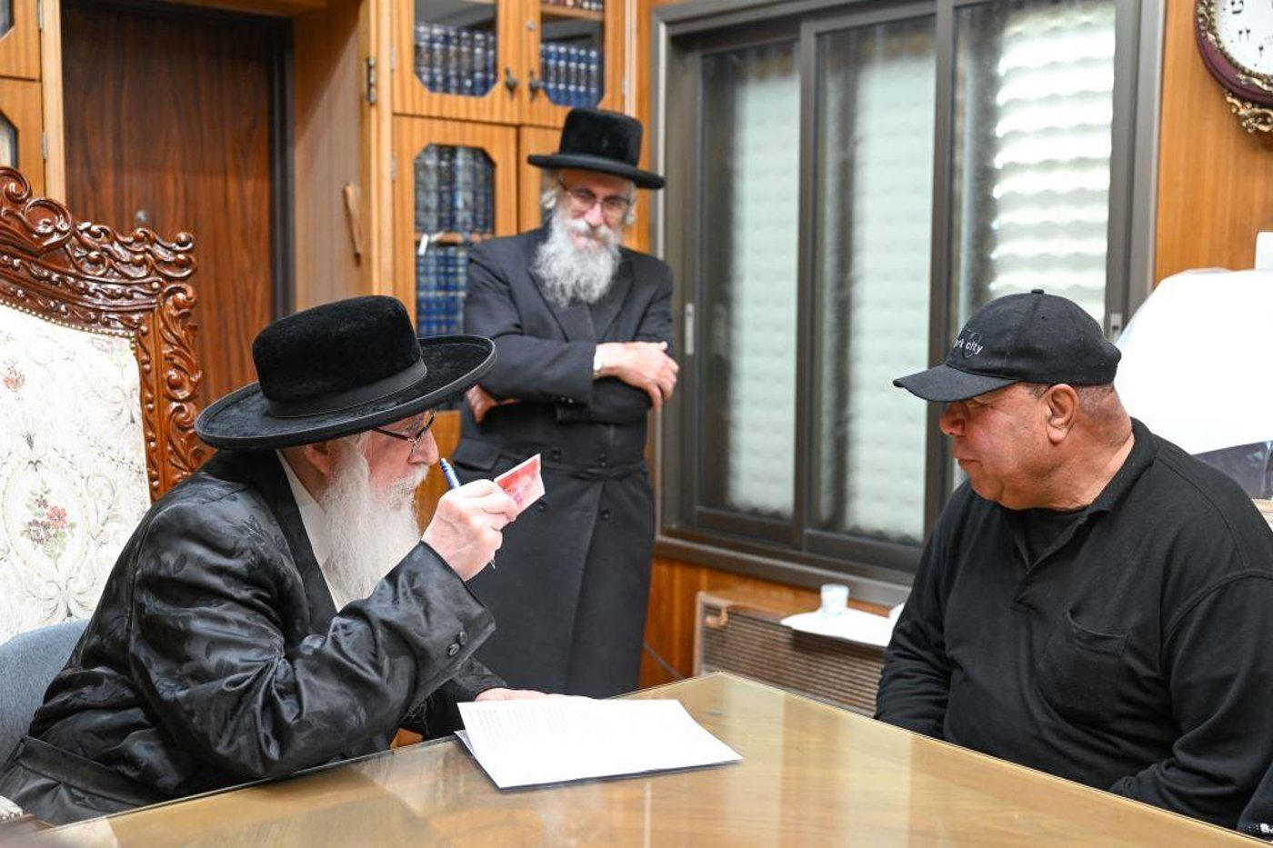 האדמו"ר מצאנז במכירת חמץ