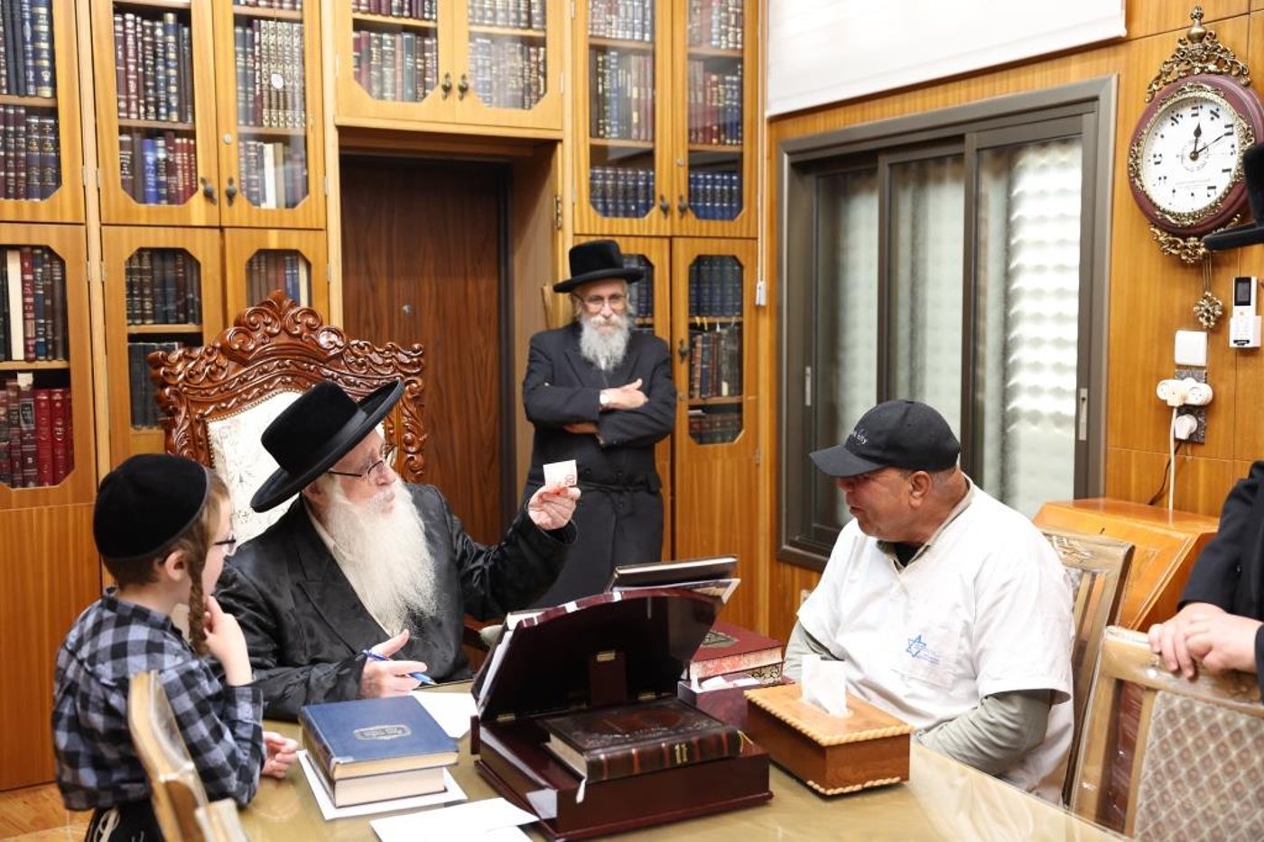 האדמו"ר מצאנז במכירת חמץ