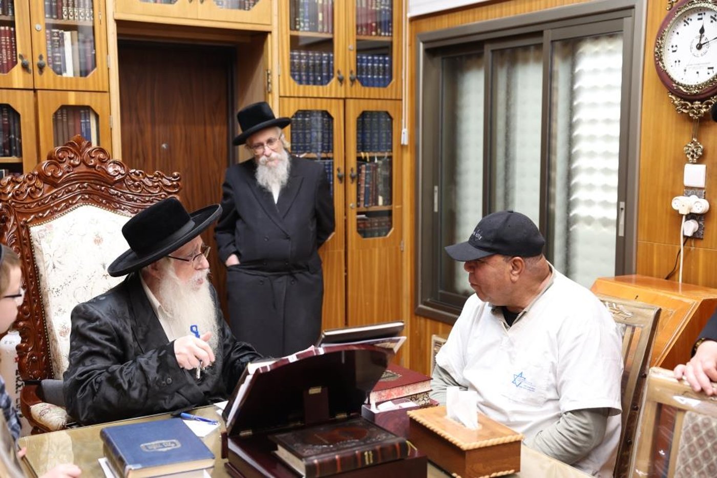 האדמו"ר מצאנז במכירת חמץ