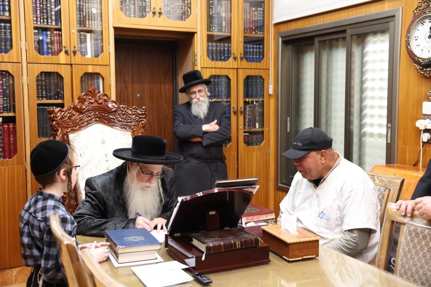 האדמו"ר מצאנז במכירת חמץ