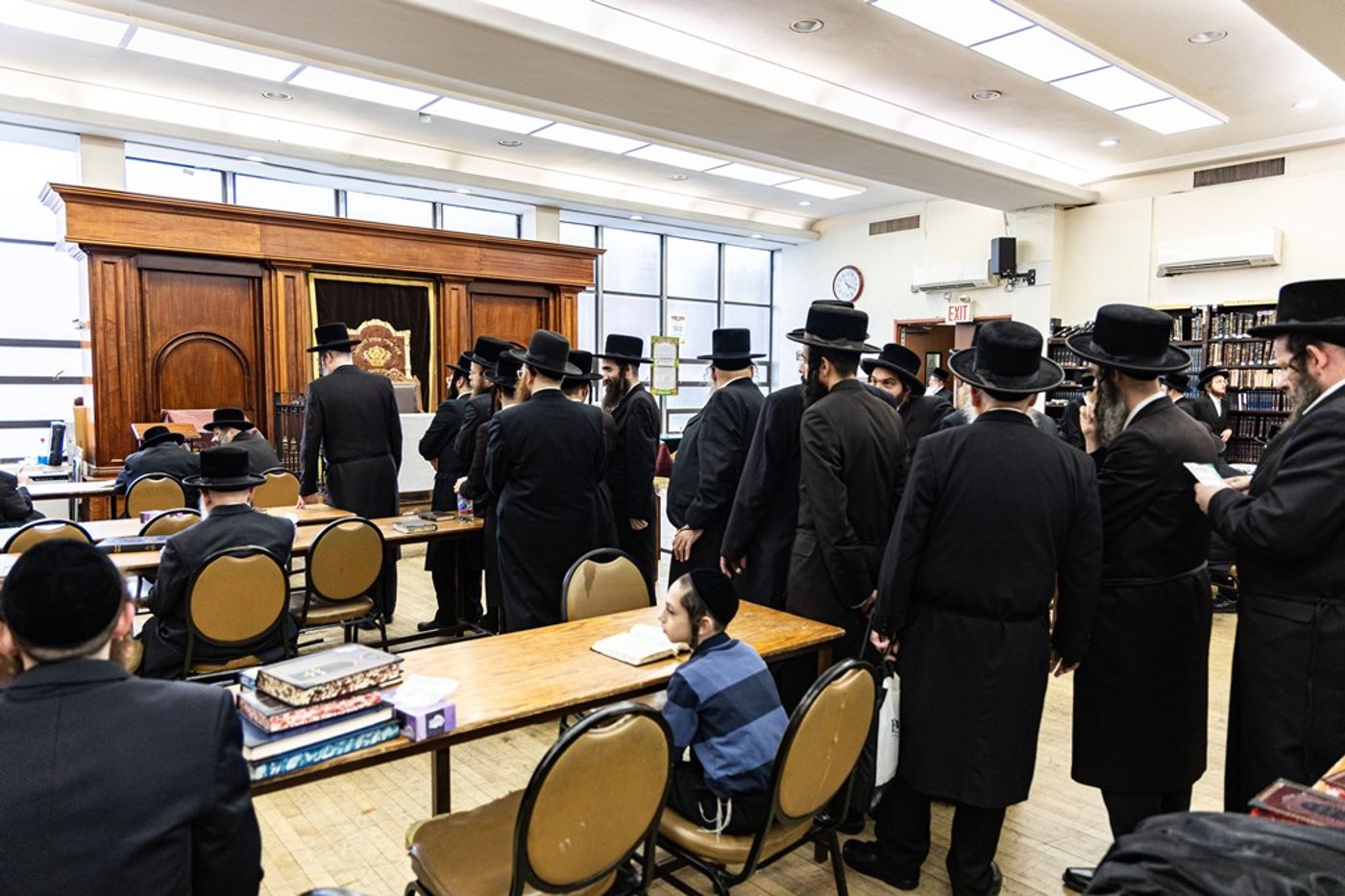 חסידי באבוב 45 נותנים קוויטלעך לרבם לפני המסע לצאנז