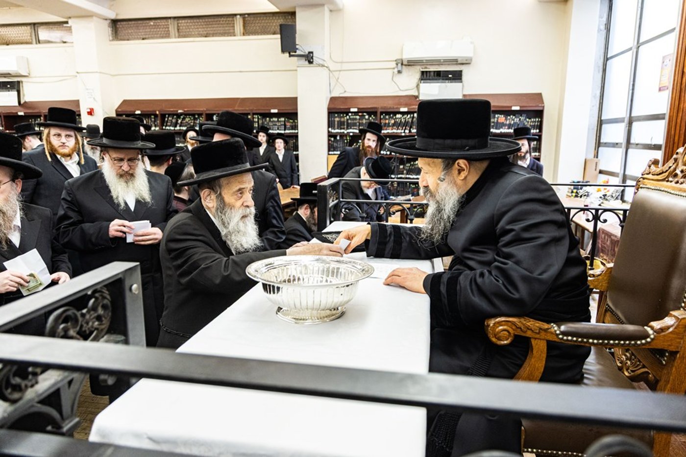חסידי באבוב 45 נותנים קוויטלעך לרבם לפני המסע לצאנז