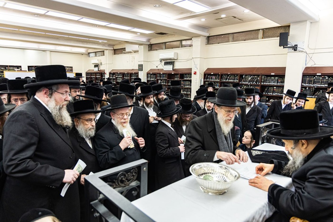 חסידי באבוב 45 נותנים קוויטלעך לרבם לפני המסע לצאנז