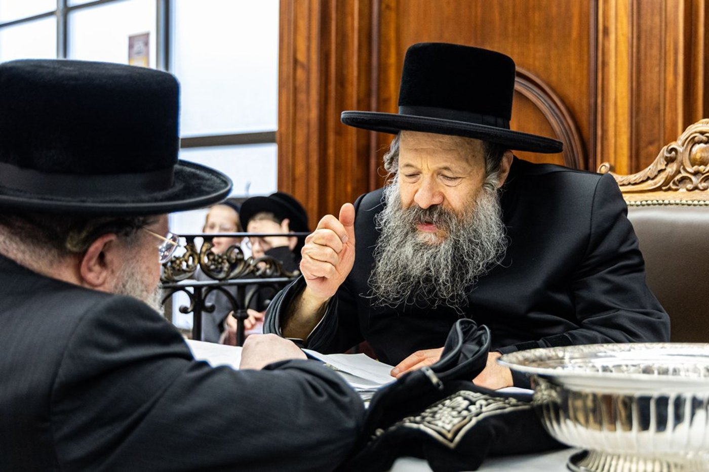 חסידי באבוב 45 נותנים קוויטלעך לרבם לפני המסע לצאנז