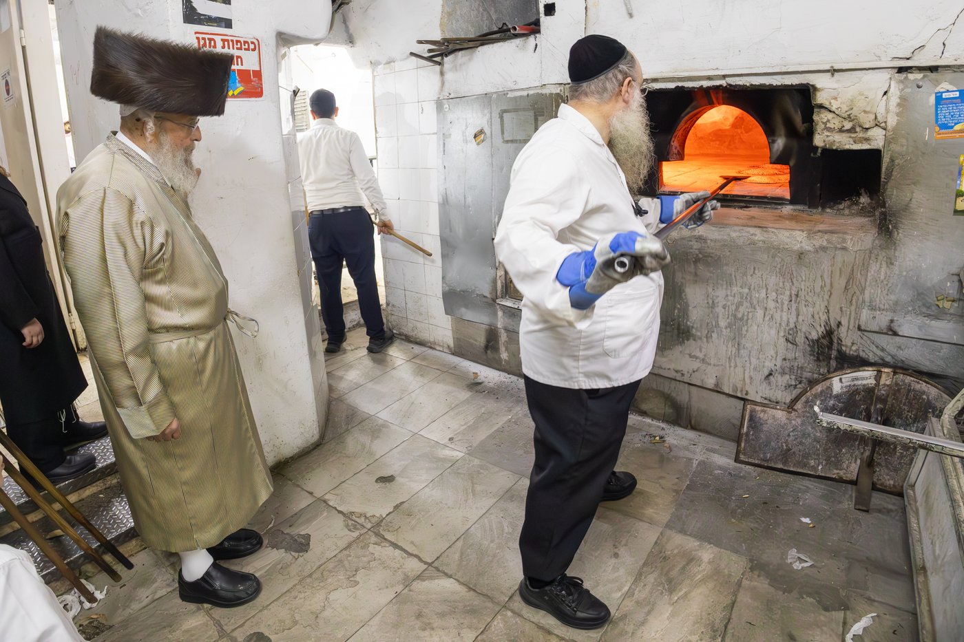 האדמו"ר מפינסק קרלין באפיית מצות