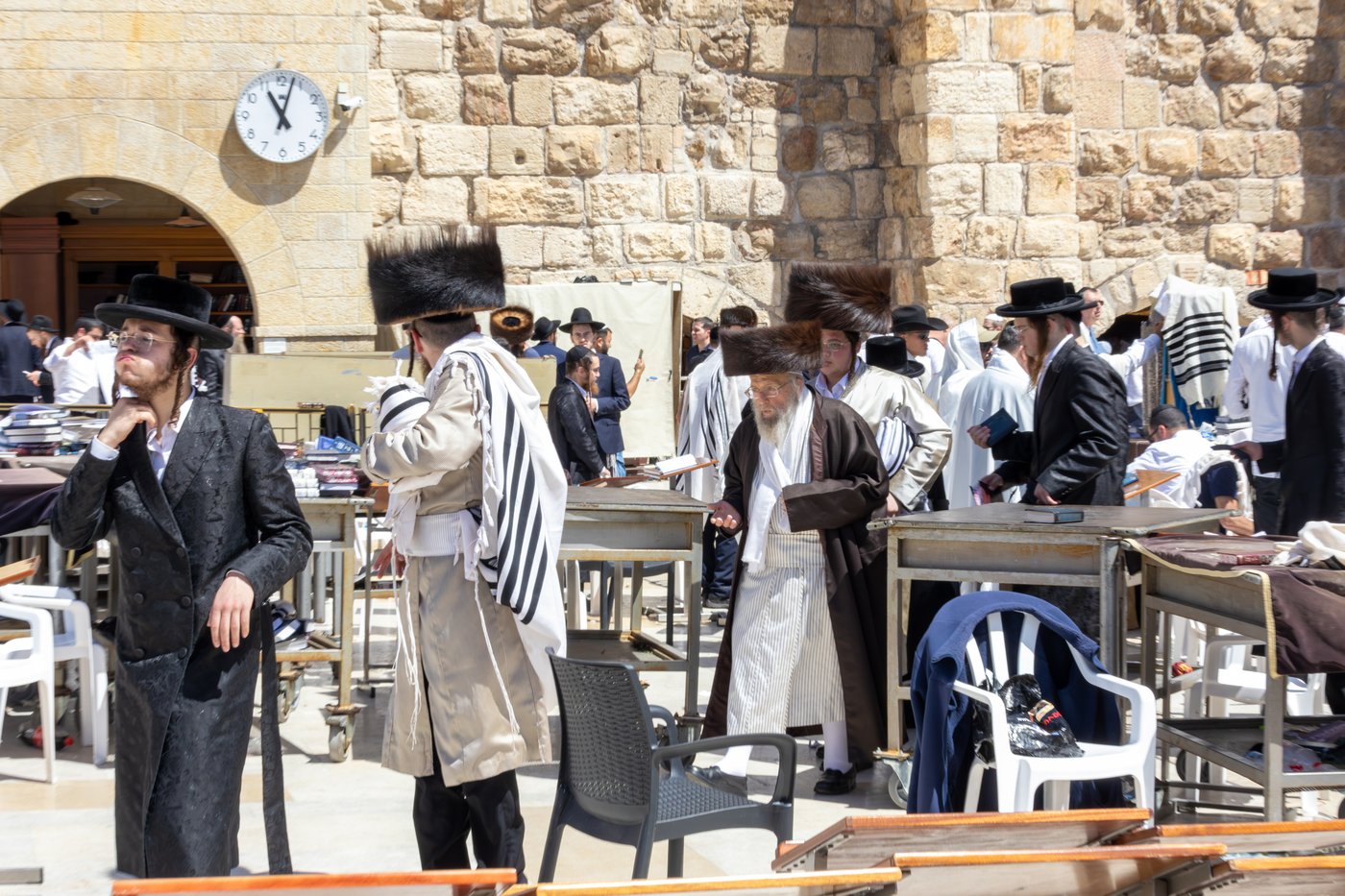 האדמו"ר מפינסק קרלין בתפילת מוסף בכותל המערבי