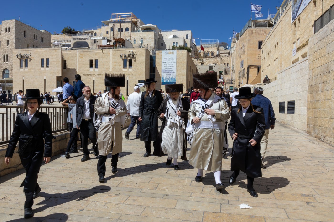 האדמו"ר מפינסק קרלין בתפילת מוסף בכותל המערבי