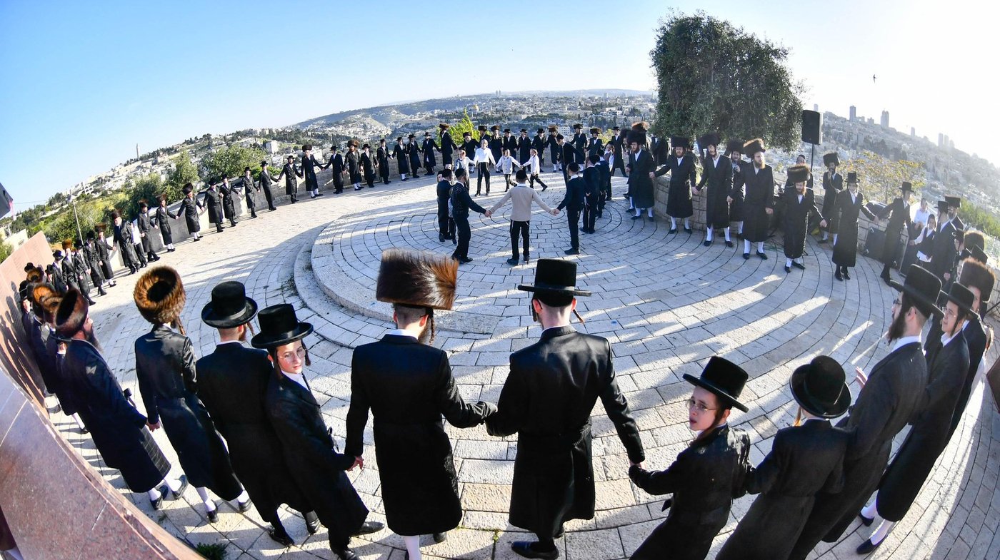 האדמו"ר מקרעטשניף י-ם מול הר הצופים