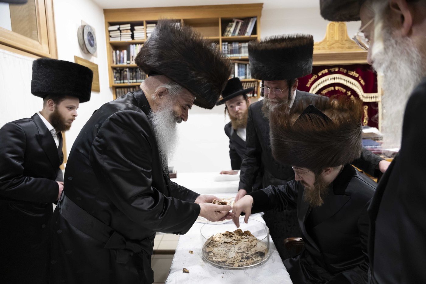 האדמו"ר מסאדיגורה בחלוקת מצות שמירה לתושבי אנטווערפן