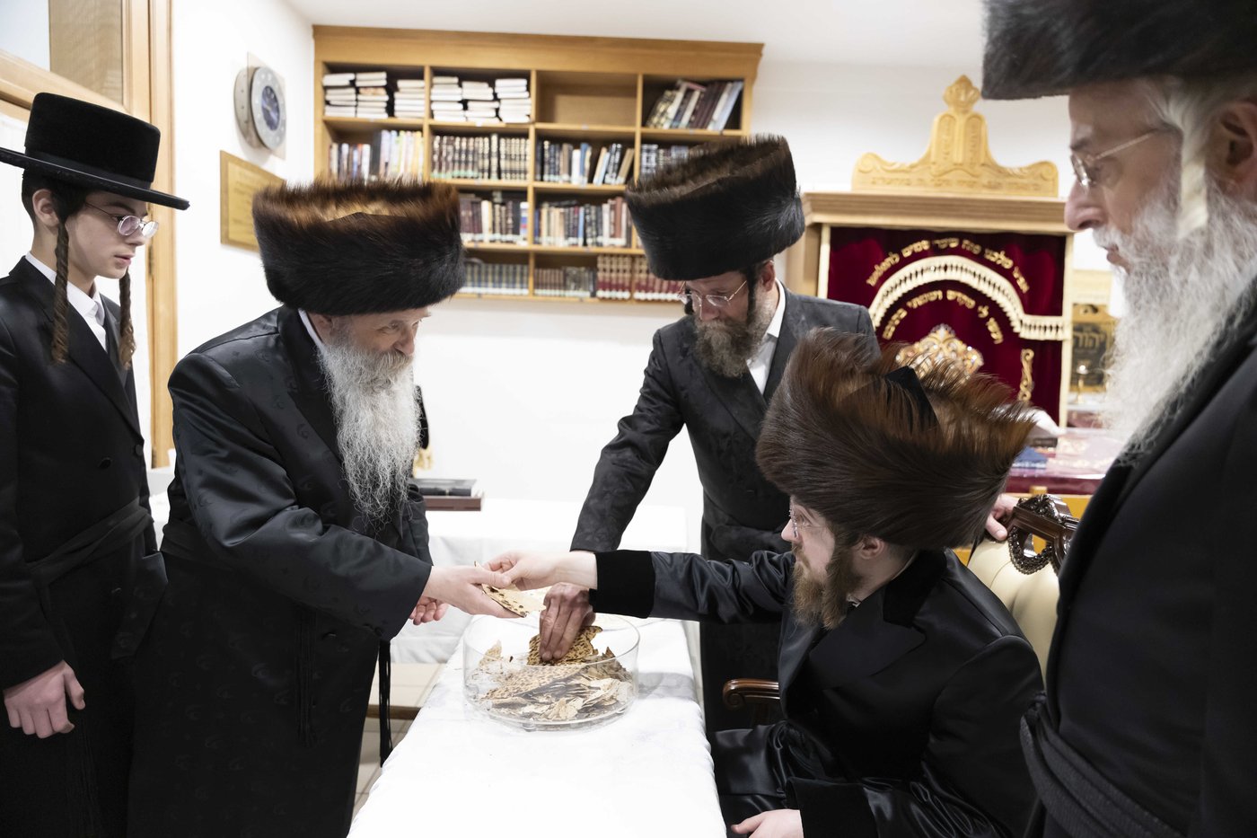 האדמו"ר מסאדיגורה בחלוקת מצות שמירה לתושבי אנטווערפן