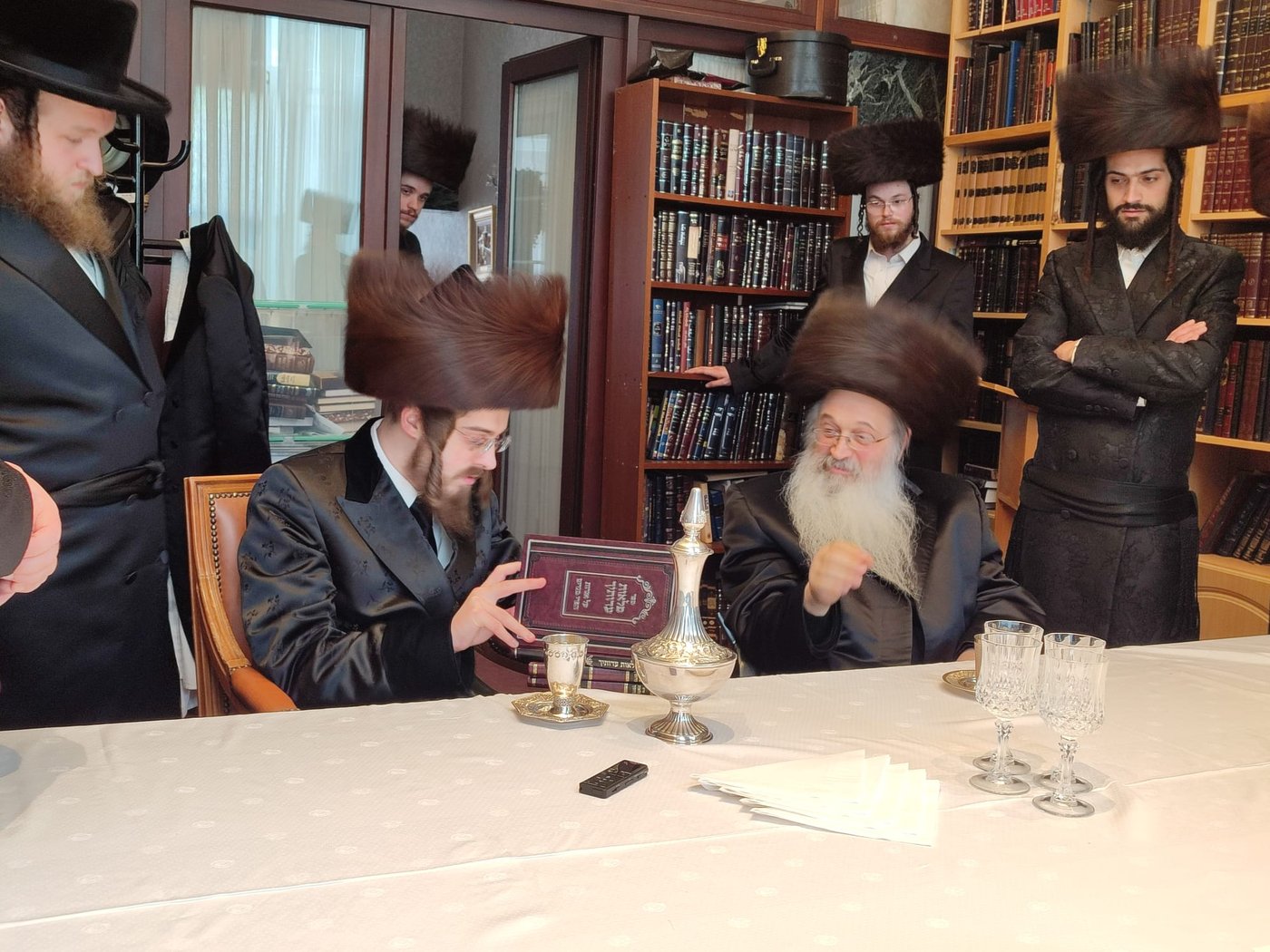 הגאון רבי פנחס לייבוש פאדאווא, אב"ד שומרי הדת אנטווערפן בביקור חג אצל האדמו"ר מסאדיגורה