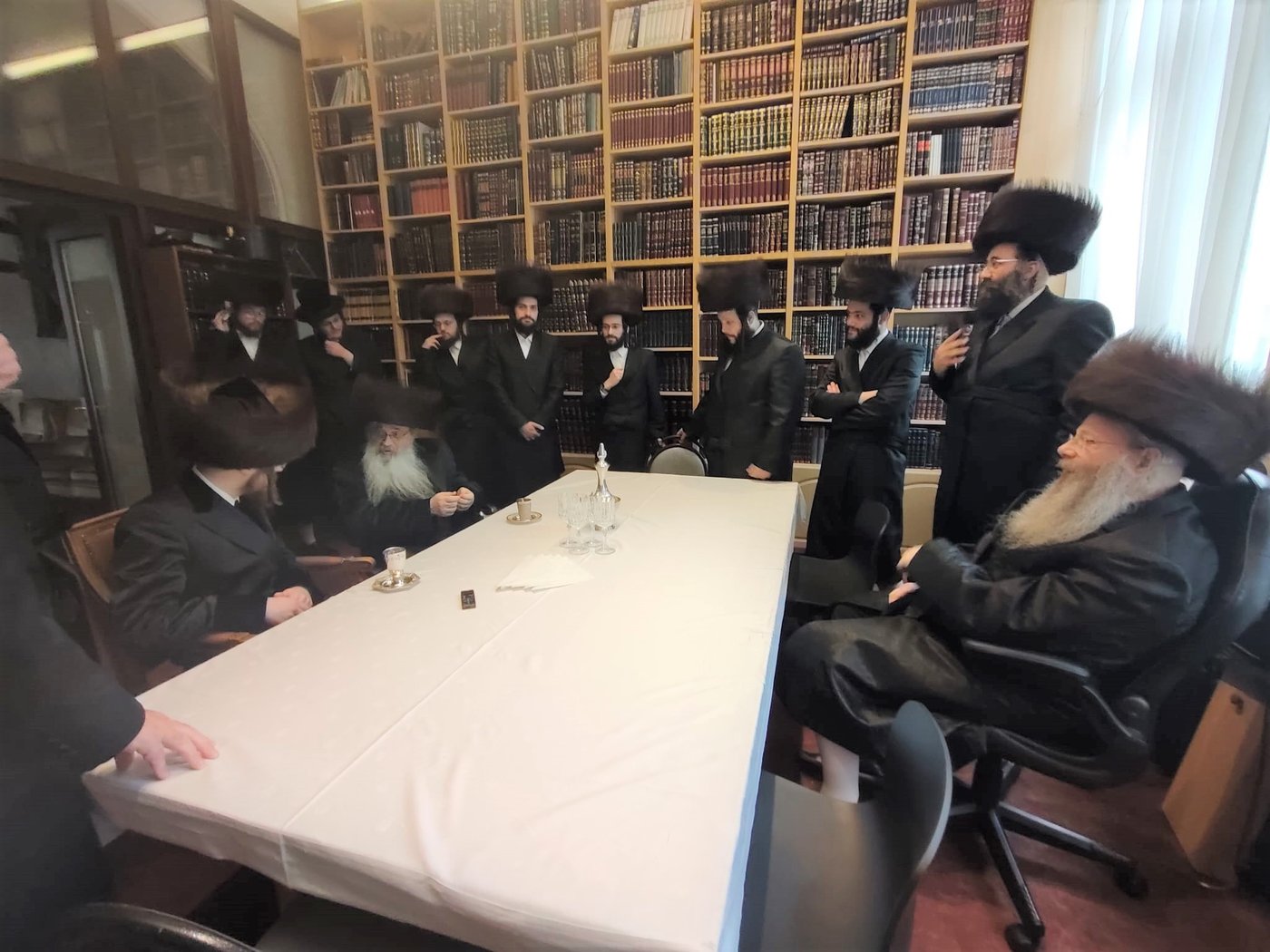 הגאון רבי פנחס לייבוש פאדאווא, אב"ד שומרי הדת אנטווערפן בביקור חג אצל האדמו"ר מסאדיגורה