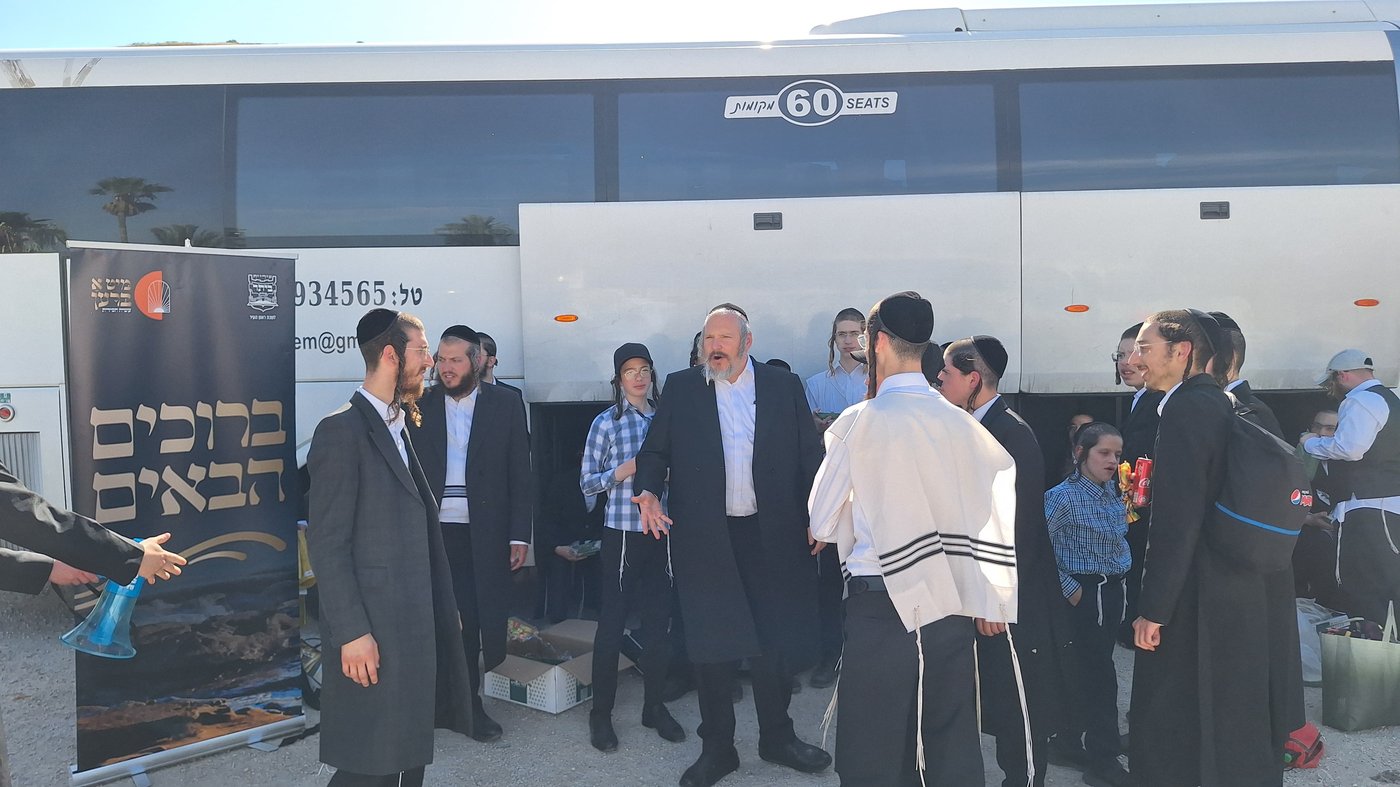 הטיול של הבחורים החסידיים בביתר עילית