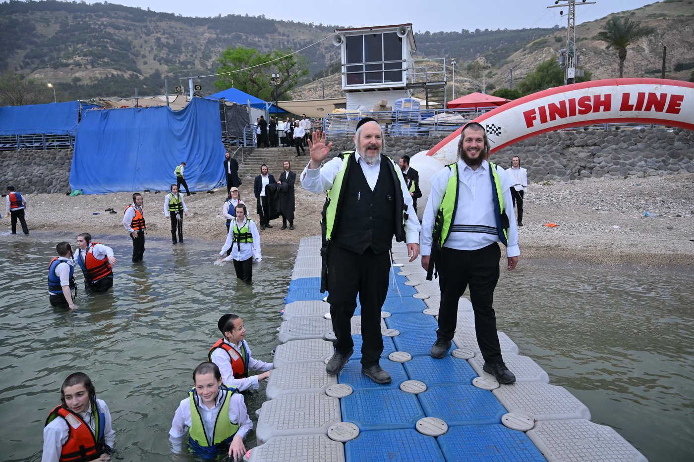 הטיול של הבחורים החסידיים בביתר עילית