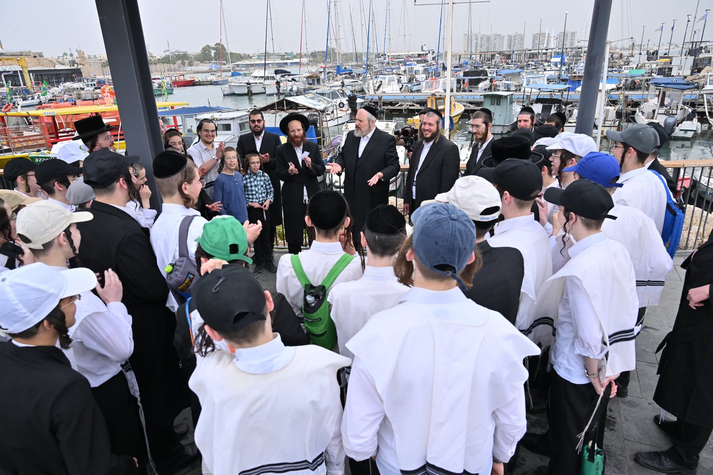 הטיול של הבחורים החסידיים בביתר עילית