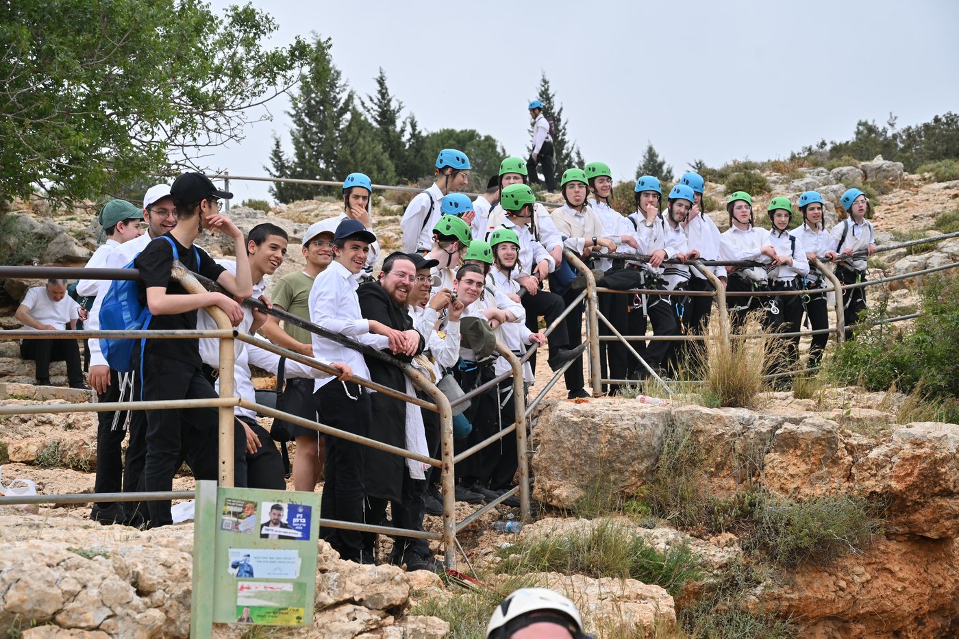 הטיול של הבחורים החסידיים בביתר עילית