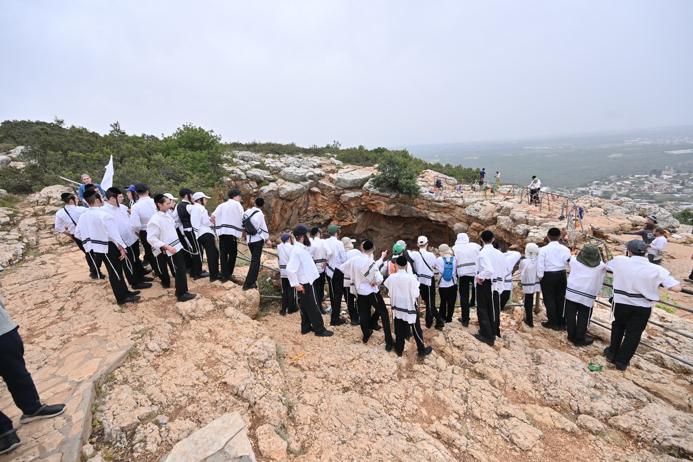 הטיול של הבחורים החסידיים בביתר עילית