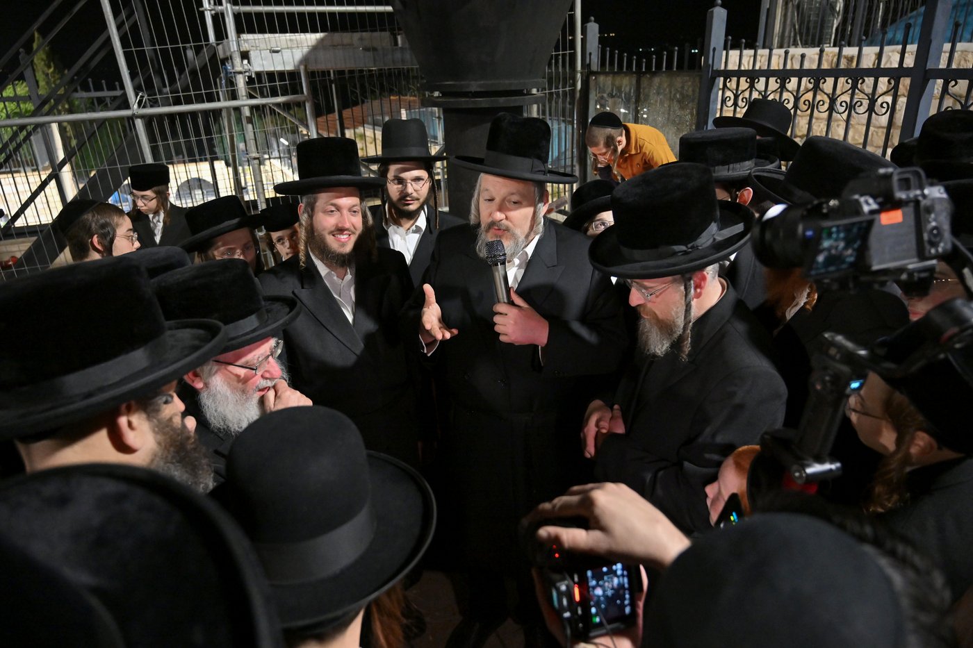 הטיול של הבחורים החסידיים בביתר עילית