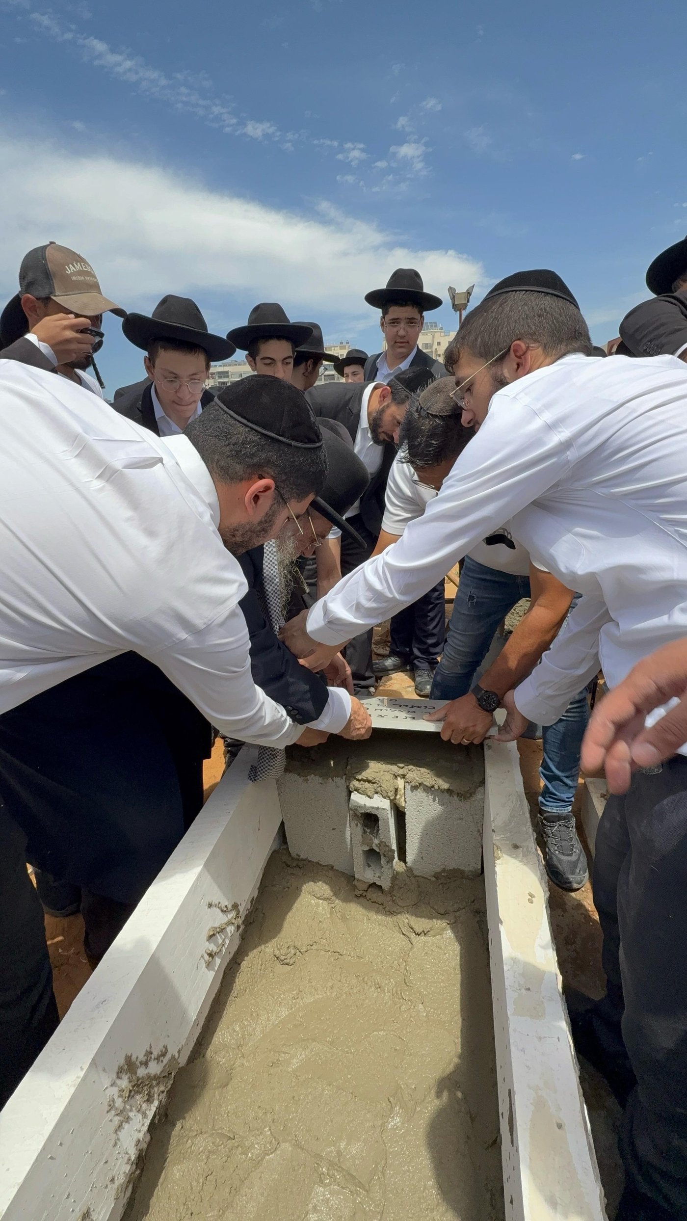 מעמד גילוי מצבה אצל הגר"מ מאזוז זצ"ל