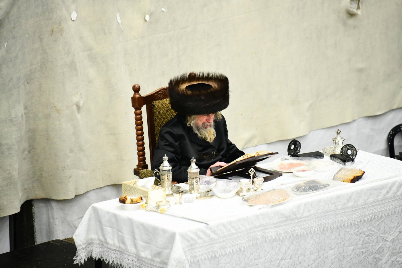האדמו"ר מרחמסטריווקא בשב"ק באלעד עם בחורי החסידות