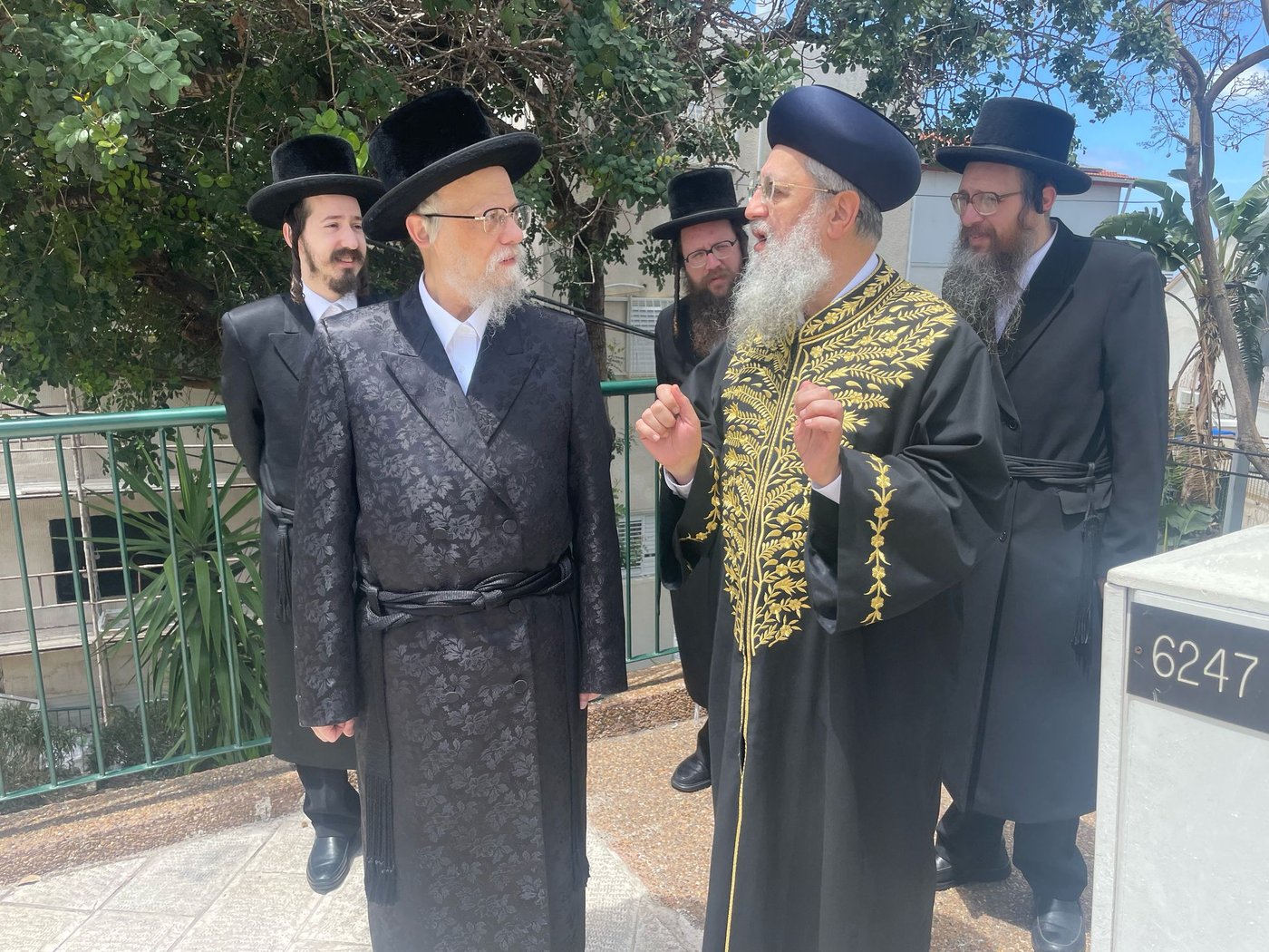 הראשל"צ הגאון רבי דוד יוסף בביקור אצל האדמו"ר מסערט ויז'ניץ