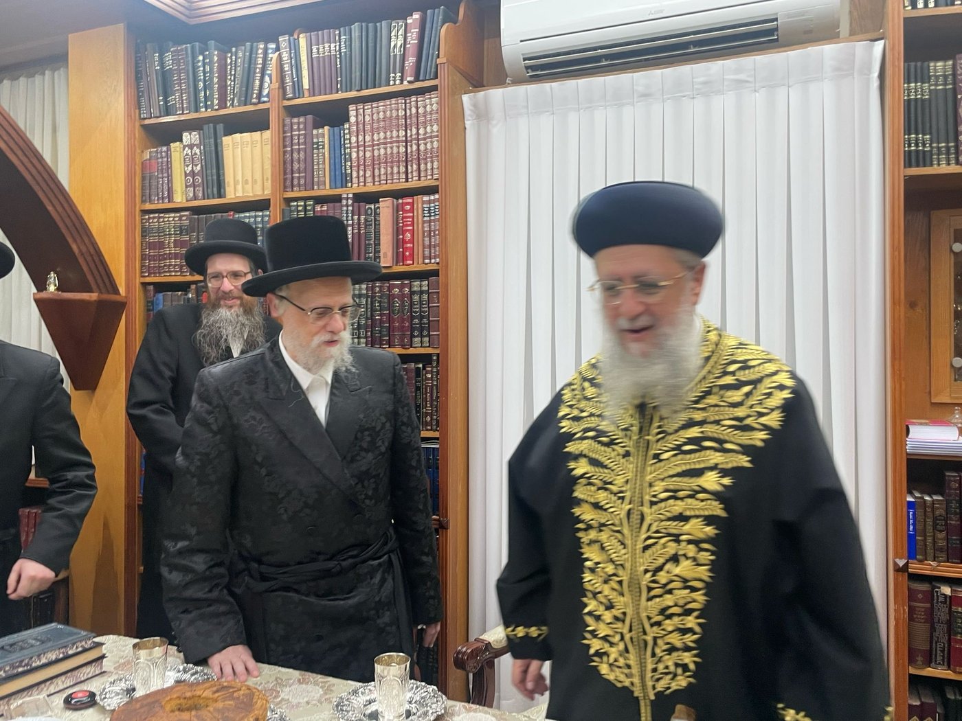הראשל"צ הגאון רבי דוד יוסף בביקור אצל האדמו"ר מסערט ויז'ניץ