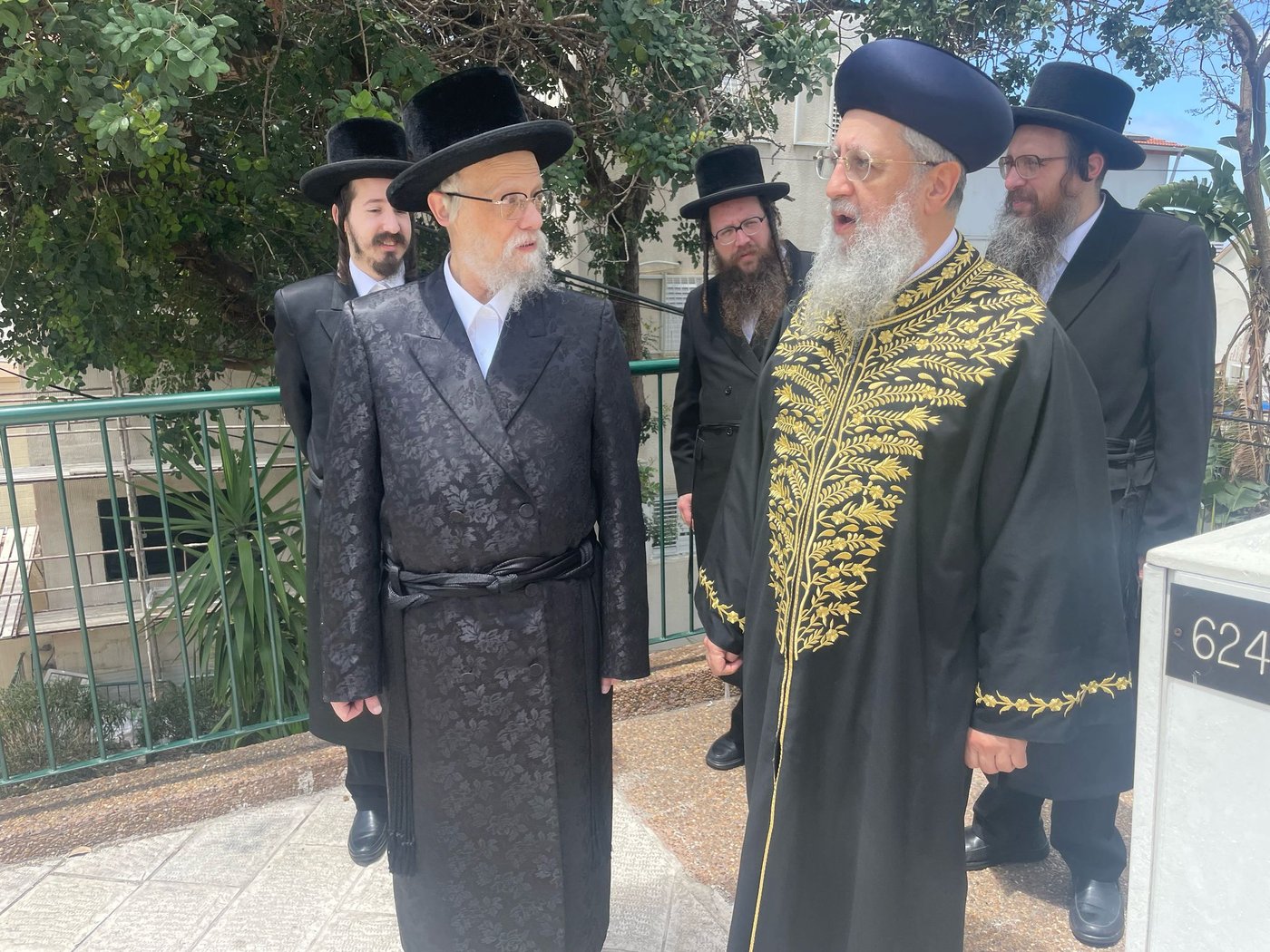 הראשל"צ הגאון רבי דוד יוסף בביקור אצל האדמו"ר מסערט ויז'ניץ