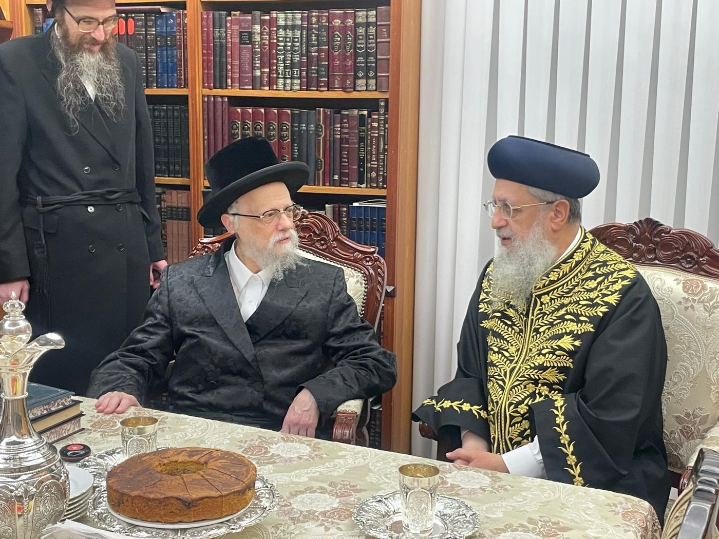 הראשל"צ הגאון רבי דוד יוסף בביקור אצל האדמו"ר מסערט ויז'ניץ