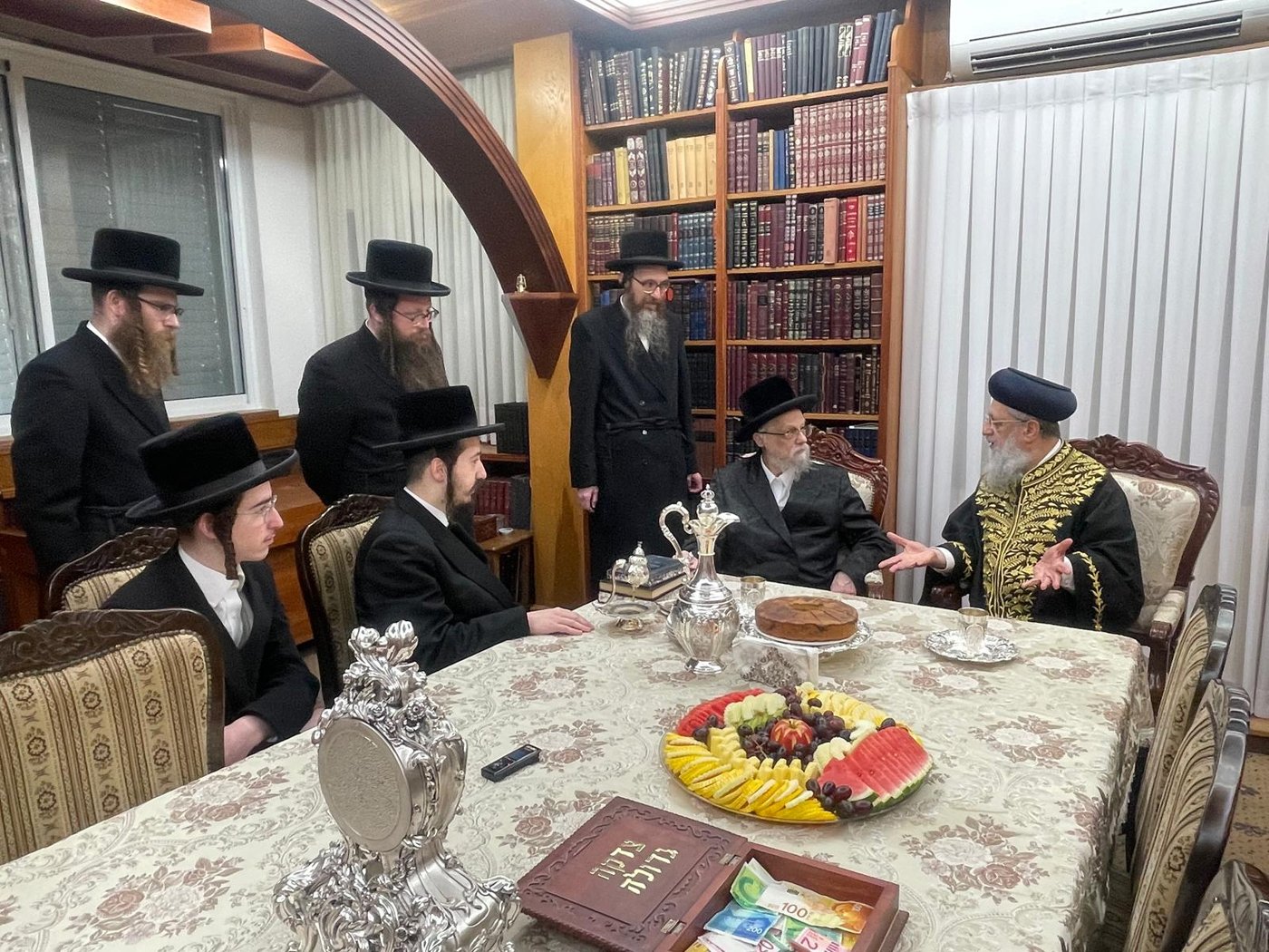 הראשל"צ הגאון רבי דוד יוסף בביקור אצל האדמו"ר מסערט ויז'ניץ