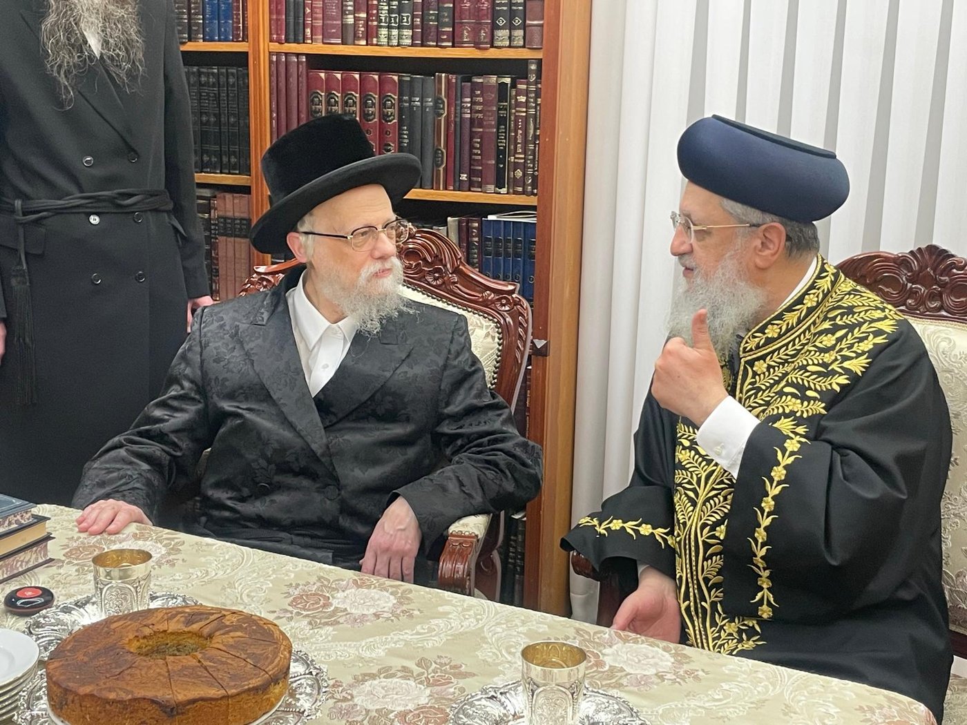 הראשל"צ הגאון רבי דוד יוסף בביקור אצל האדמו"ר מסערט ויז'ניץ