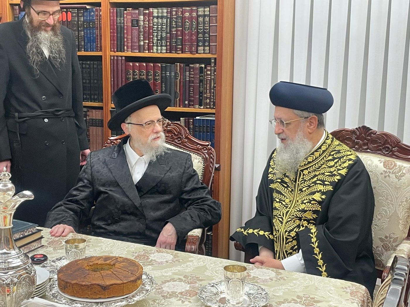 הראשל"צ הגאון רבי דוד יוסף בביקור אצל האדמו"ר מסערט ויז'ניץ
