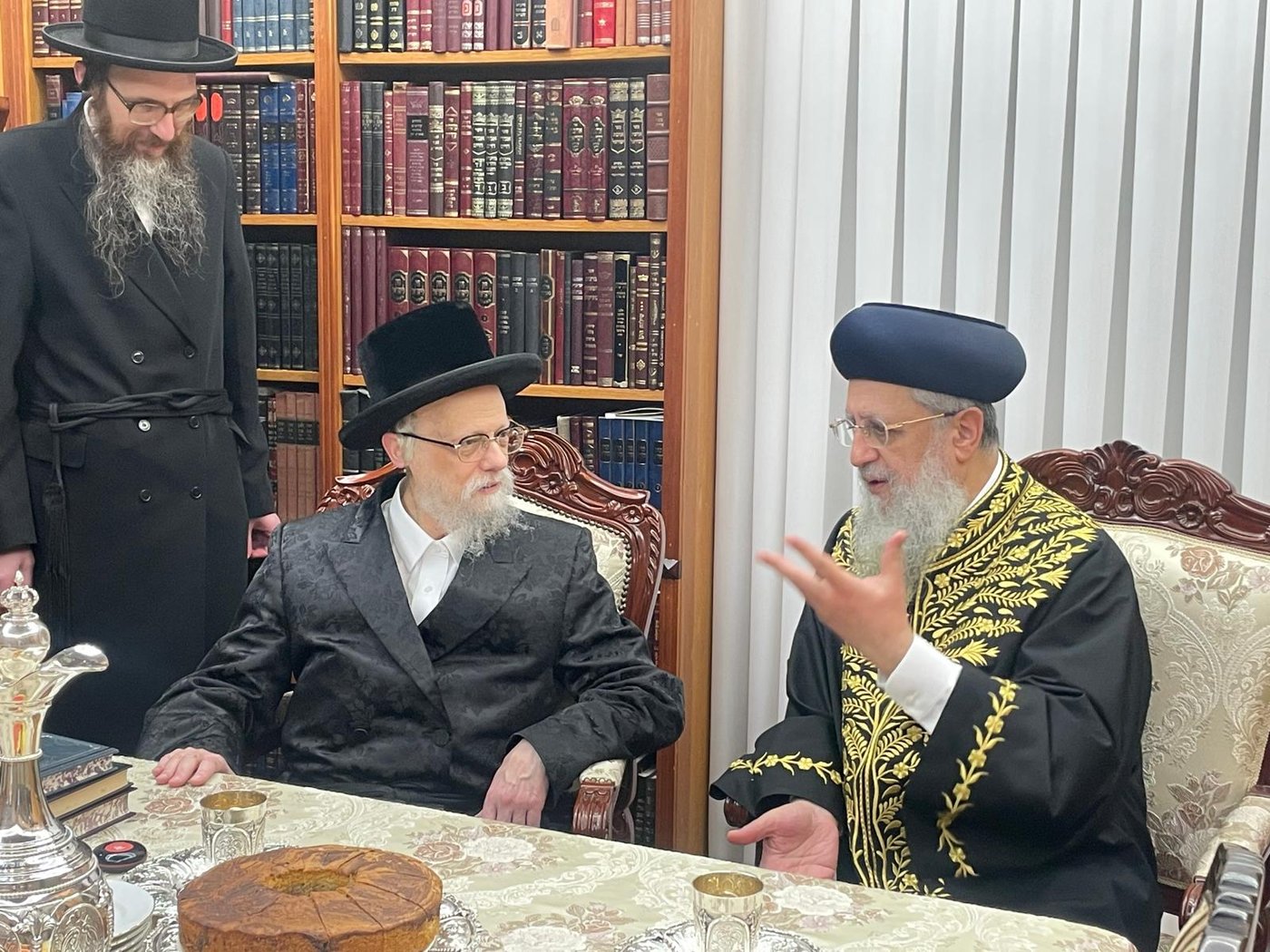 הראשל"צ הגאון רבי דוד יוסף בביקור אצל האדמו"ר מסערט ויז'ניץ