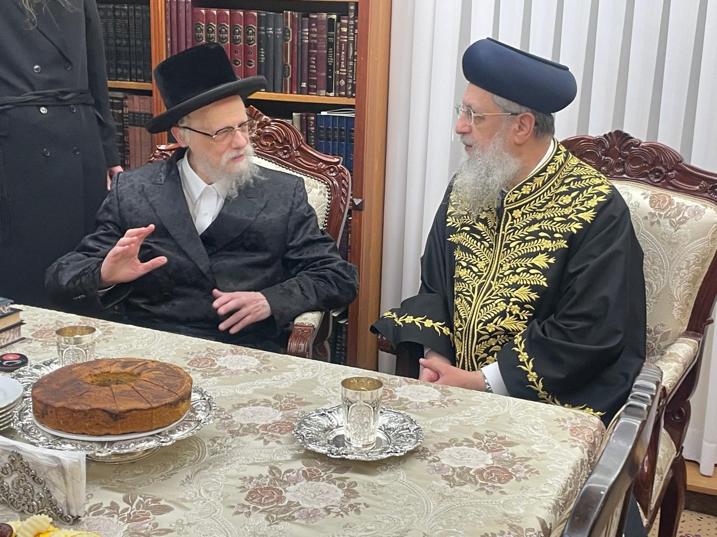 הראשל"צ הגאון רבי דוד יוסף בביקור אצל האדמו"ר מסערט ויז'ניץ