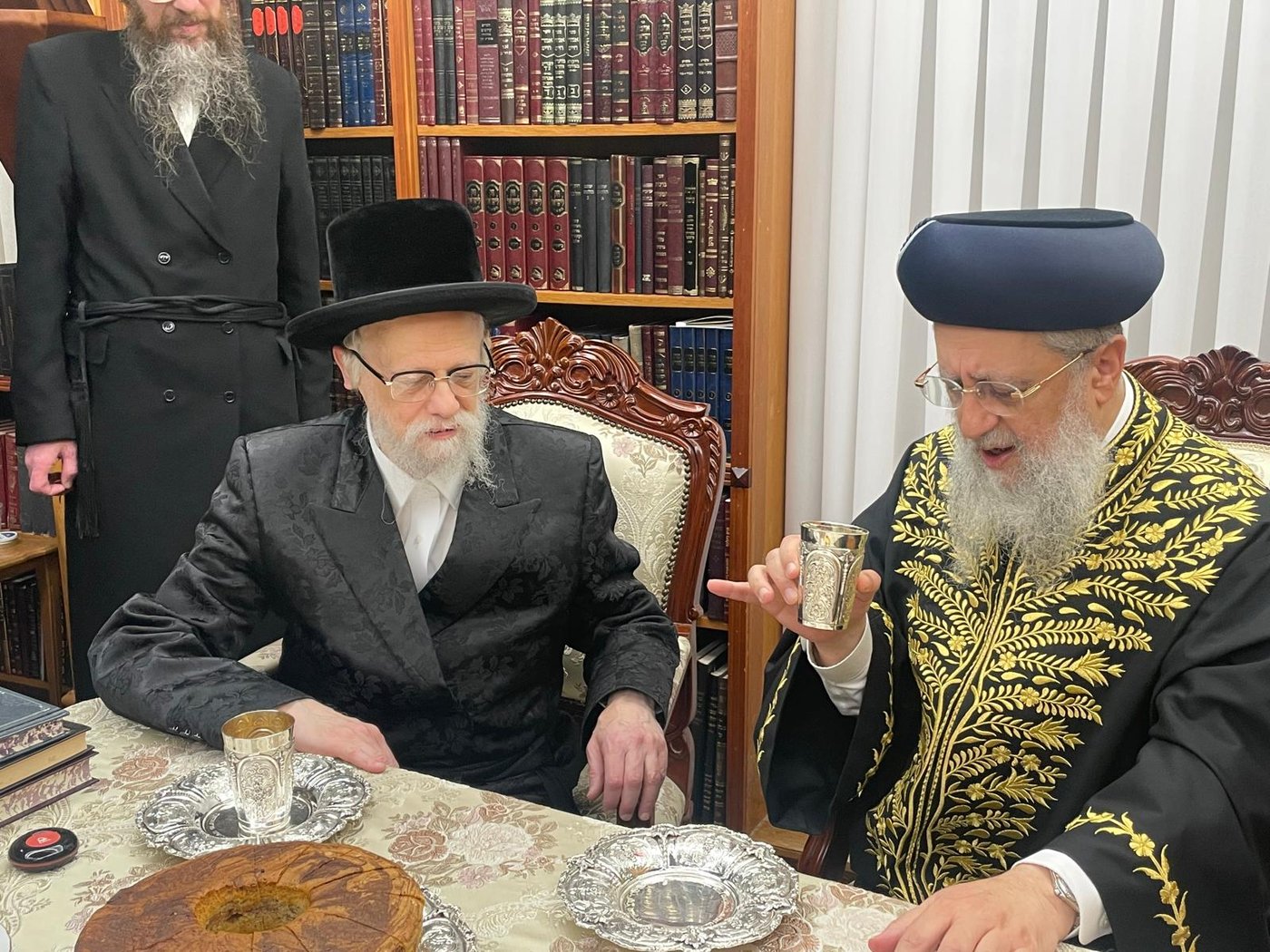 הראשל"צ הגאון רבי דוד יוסף בביקור אצל האדמו"ר מסערט ויז'ניץ