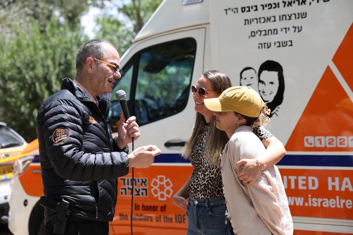 הושק אמבולנס המשאלות של איחוד הצלה לזכרם של שירי, אריאל וכפיר ביבס ז״ל