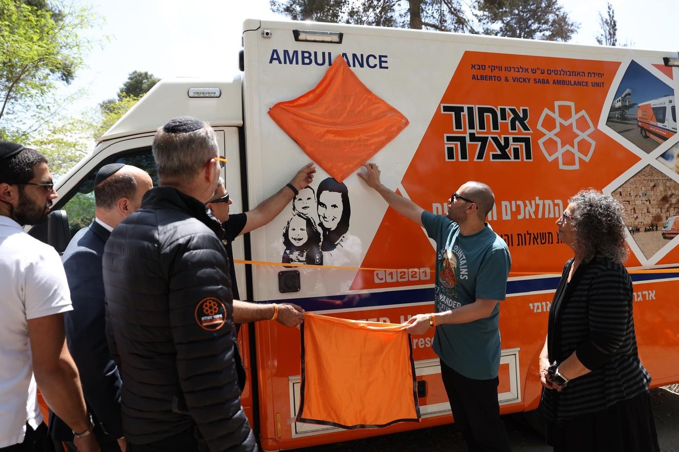 הושק אמבולנס המשאלות של איחוד הצלה לזכרם של שירי, אריאל וכפיר ביבס ז״ל