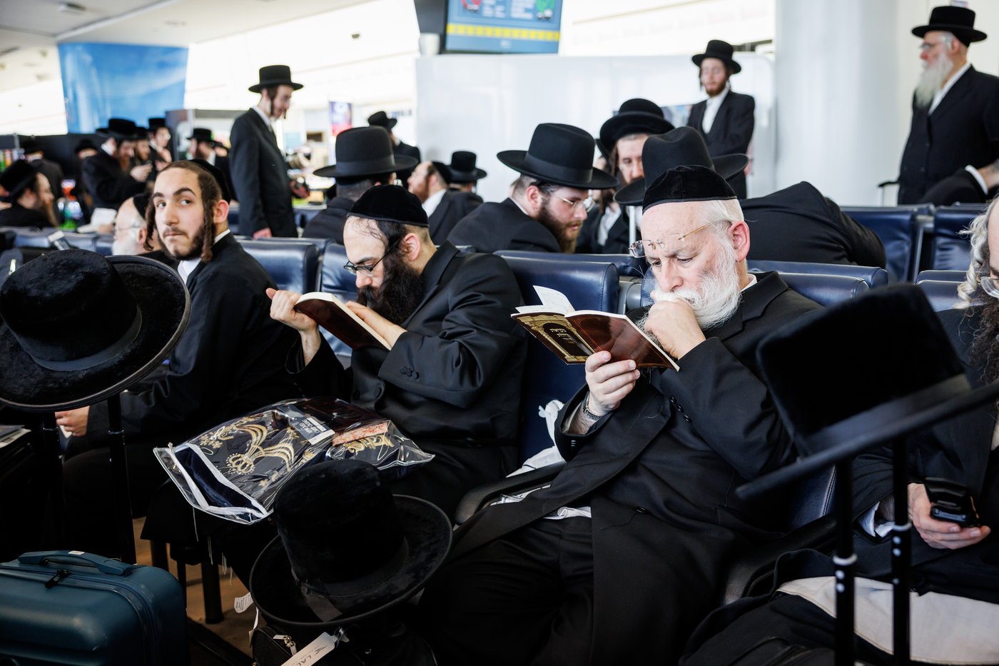 החסידים בשדה"ת קנדי בניו יארק