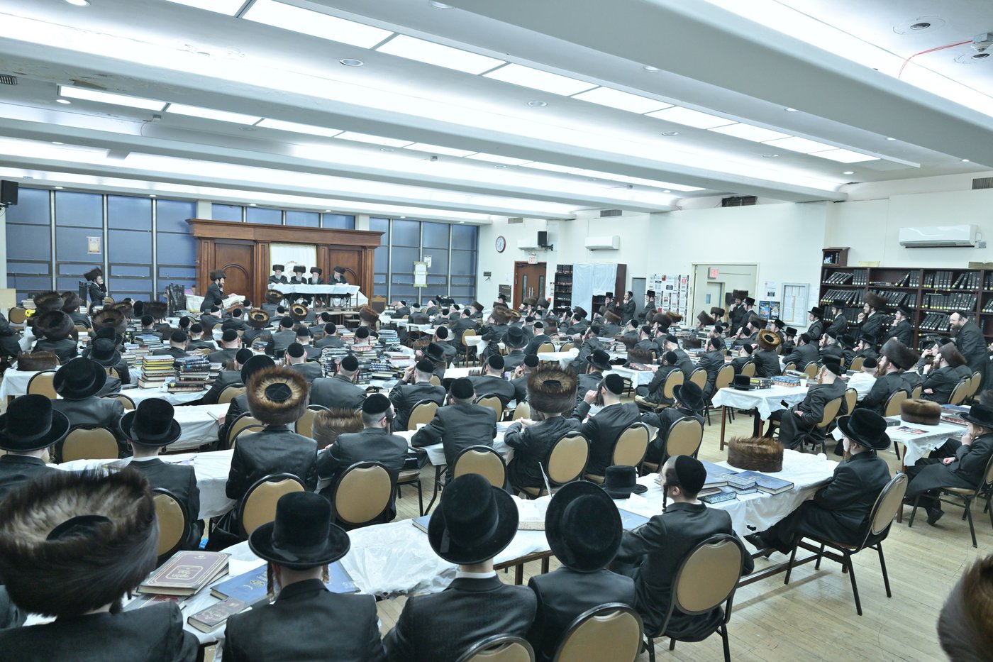פאנאל של זקני החסידים שזכו להשתתף במסע הקודש בשנת תשל"ה