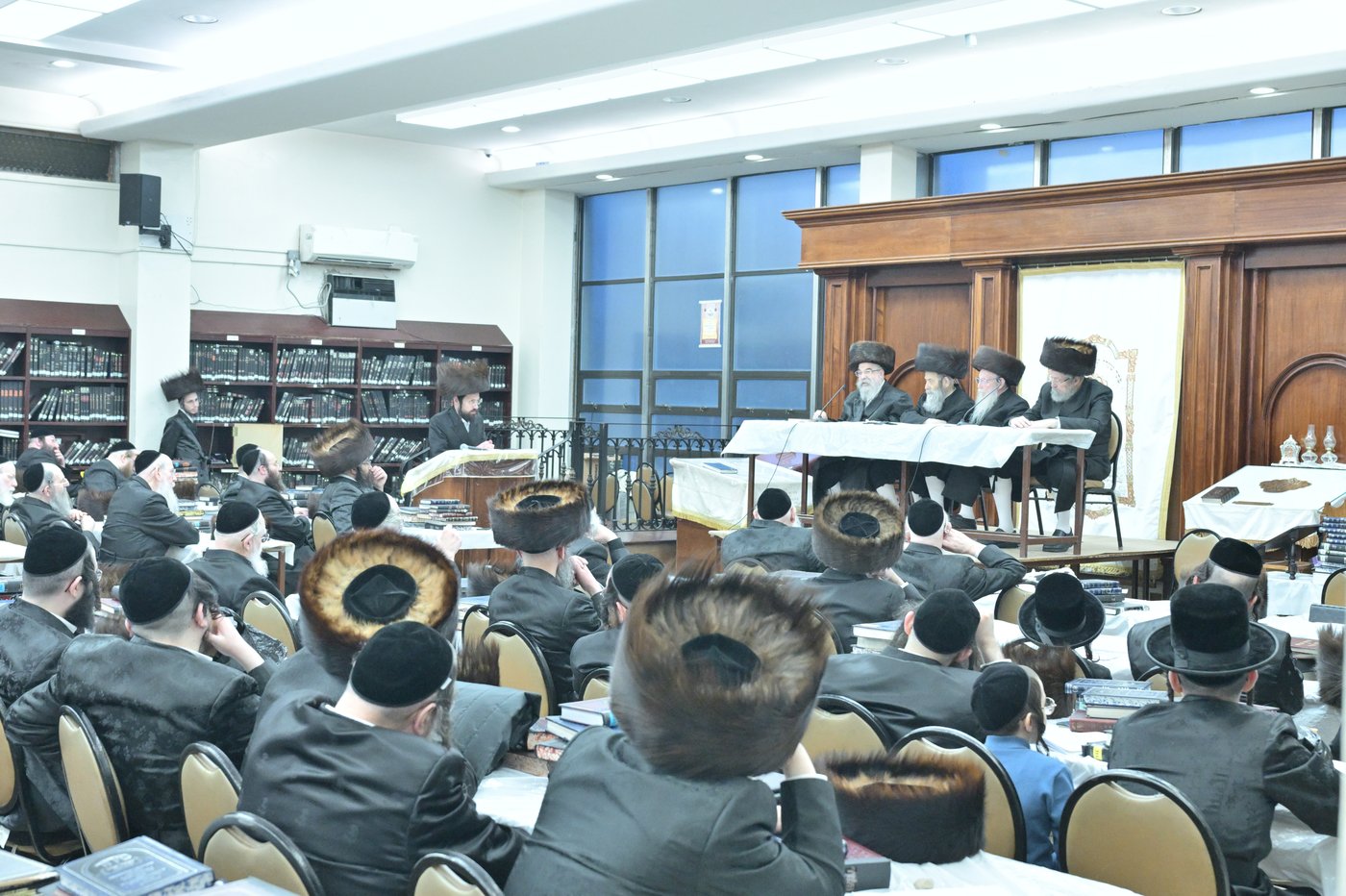 פאנאל של זקני החסידים שזכו להשתתף במסע הקודש בשנת תשל"ה