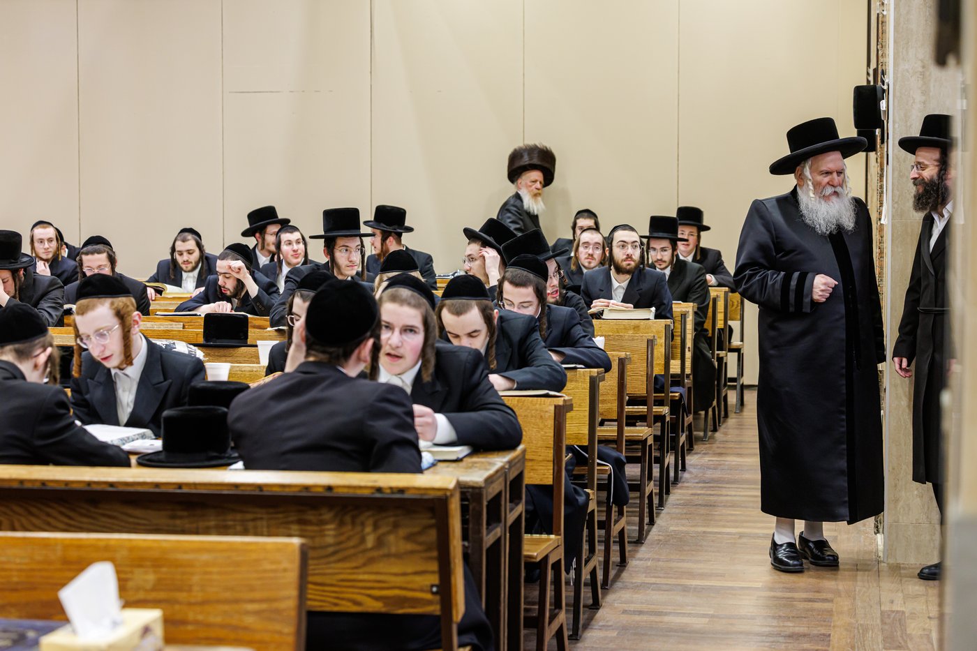 האדמו"ר מבאבוב בסיור בישיבת בין הזמנים
