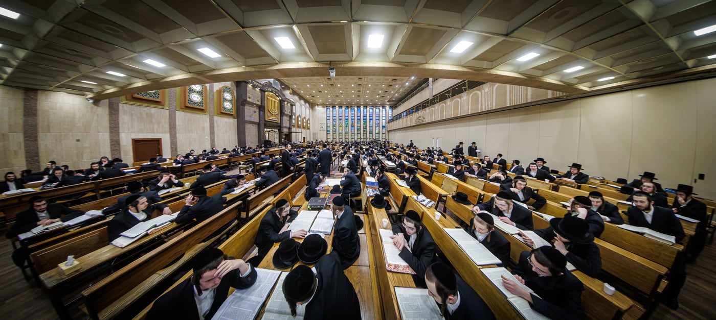 האדמו"ר מבאבוב בסיור בישיבת בין הזמנים