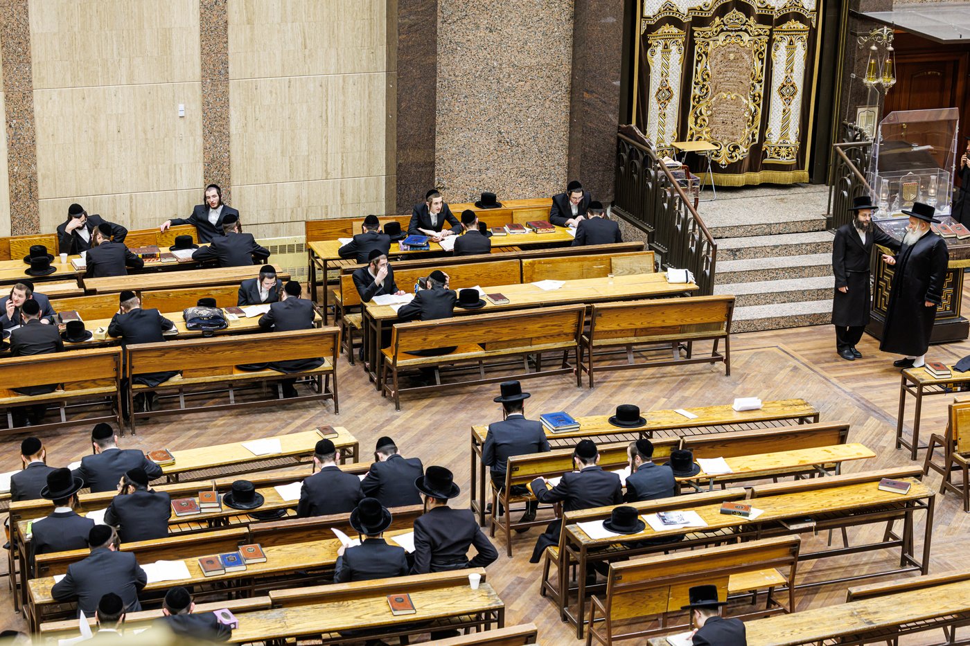 האדמו"ר מבאבוב בסיור בישיבת בין הזמנים